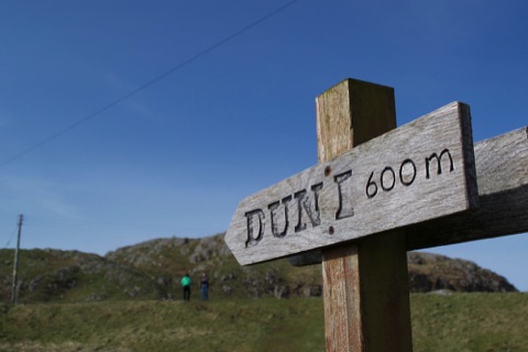 Sign to Dun I, Iona
